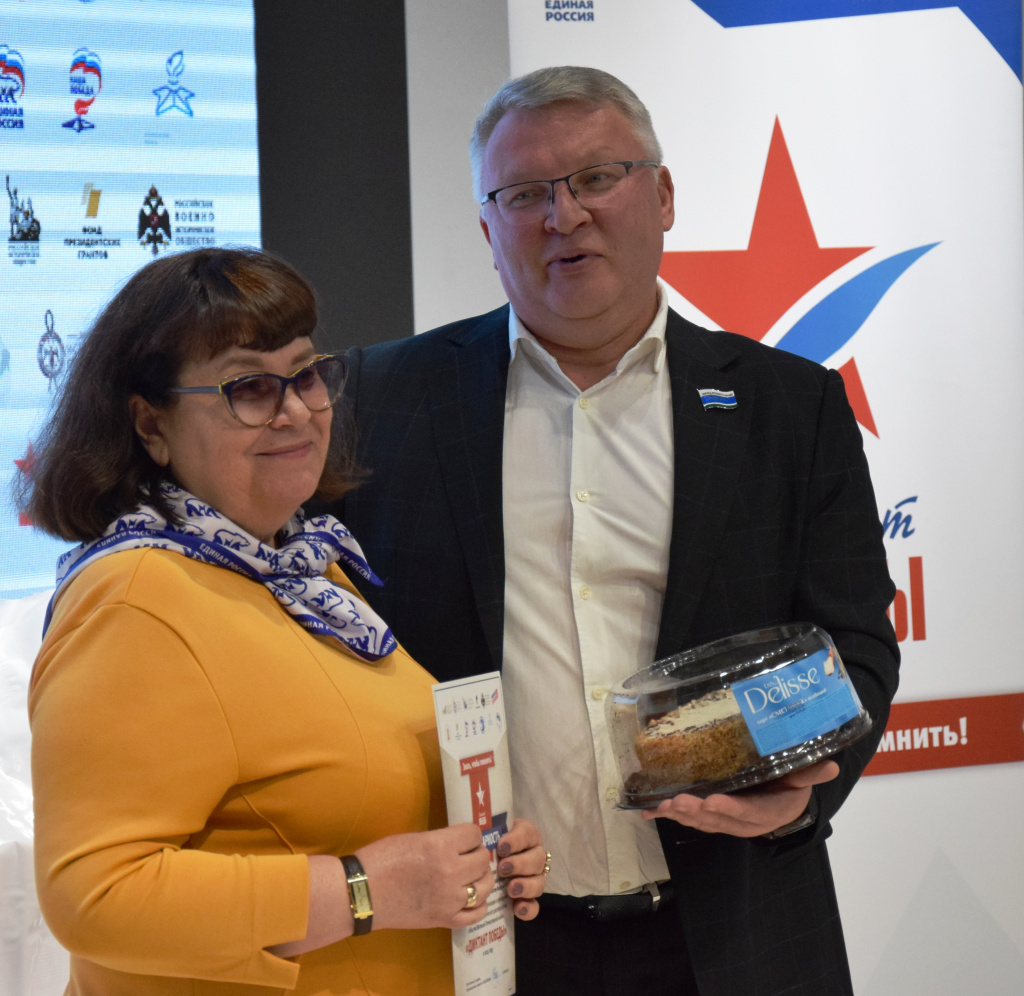 Руководителю Джаз-хора Свердловской детской филармонии Марине Макаровой вручили благодарность за участие в проекте «Историческая память»! 