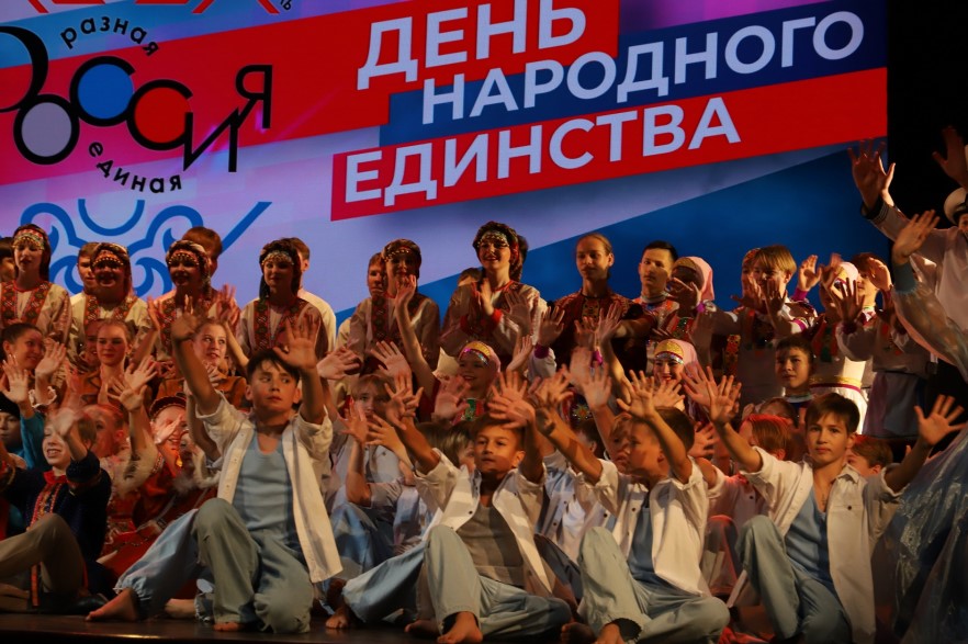 Станцевали всё: тыпыртон и польку, пересек, танок, хлопуху…